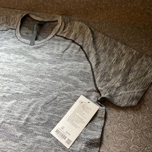 Men’s lululemon short sleeve workout shirt grey